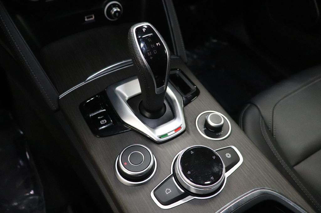 2022 Alfa Romeo Stelvio Image 32