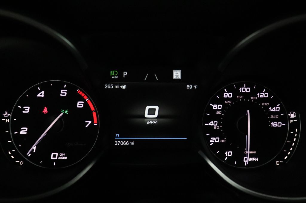 2022 Alfa Romeo Stelvio Image 37