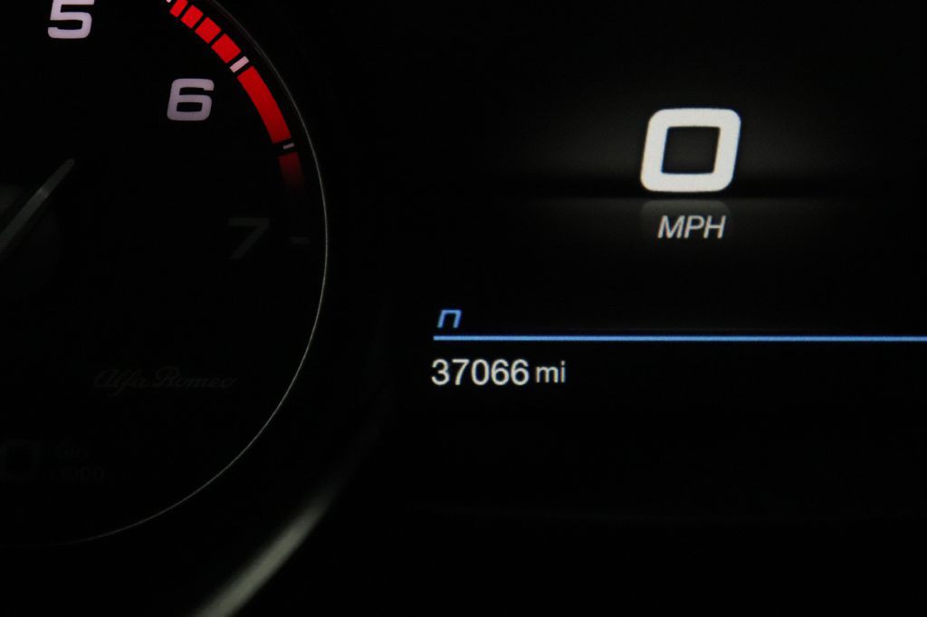 2022 Alfa Romeo Stelvio Image 38