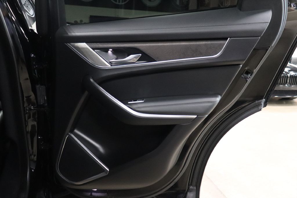 2021 Jaguar F-PACE Image 21