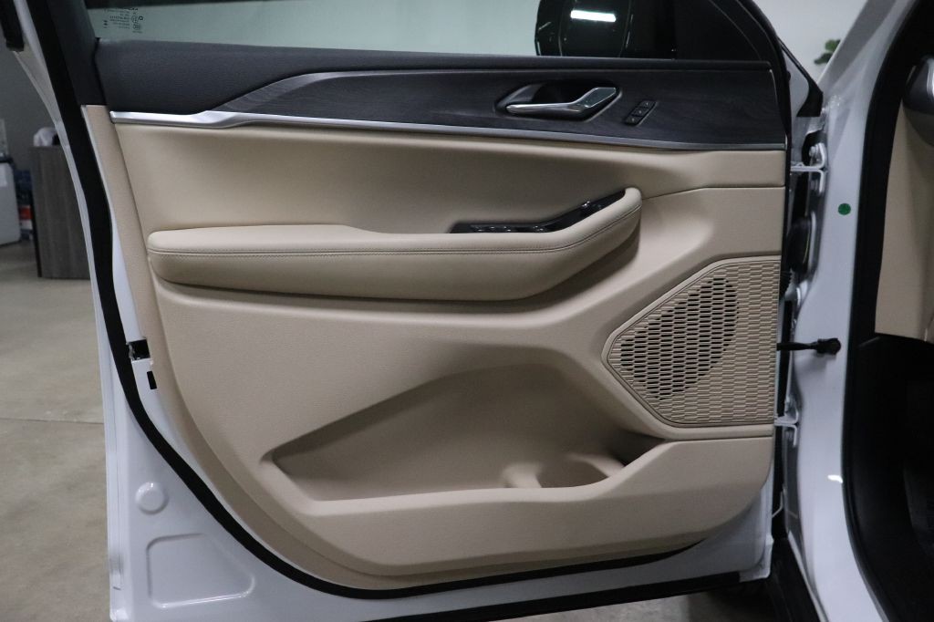 2025 Jeep Grand Cherokee Image 9