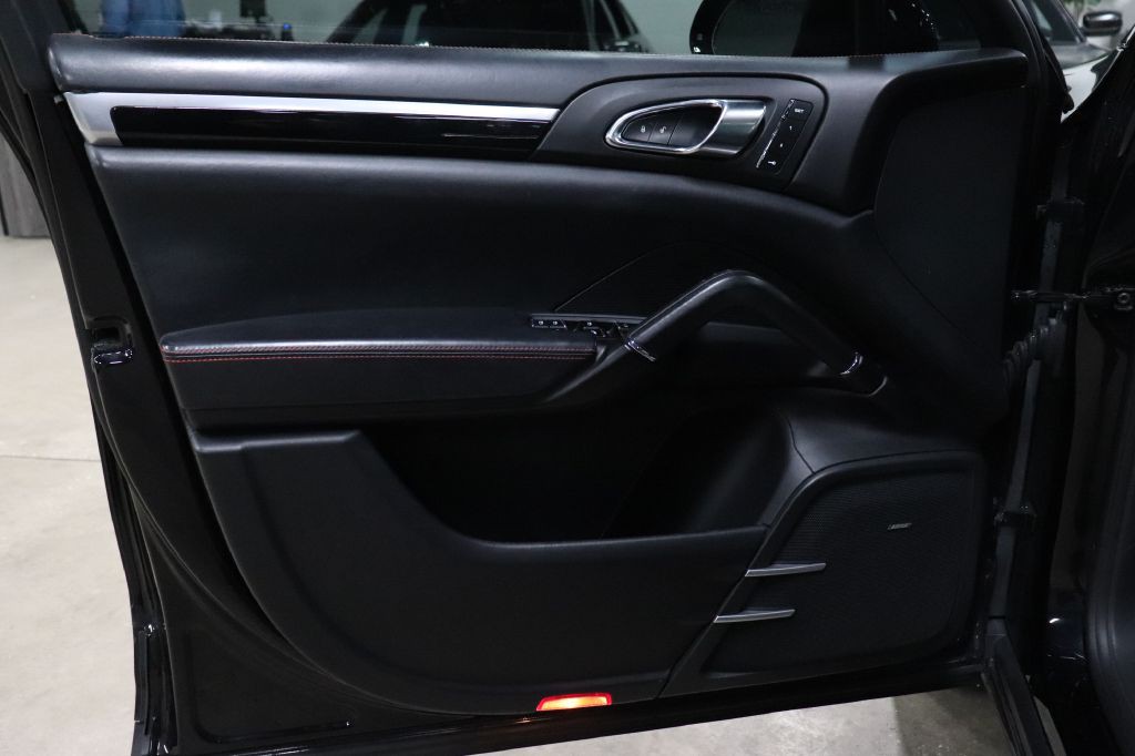 2017 Porsche Cayenne Image 9