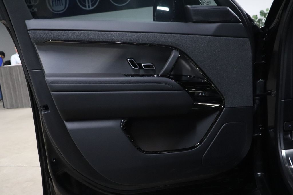 2025 Land Rover Range Rover Sport Image 9