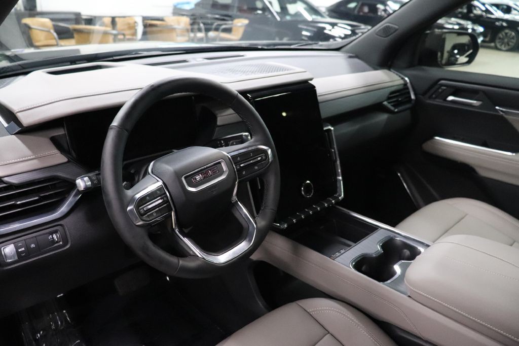 2026 GMC Acadia Image 13