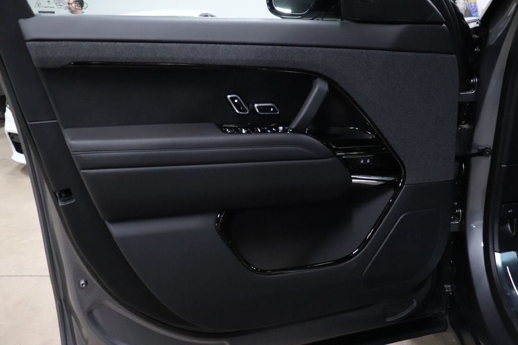 2025 Land Rover Range Rover Sport Image 9