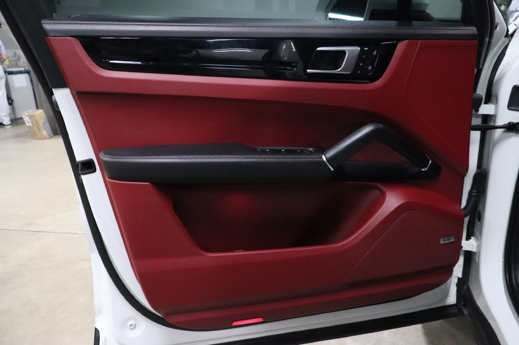 2022 Porsche Cayenne Image 9