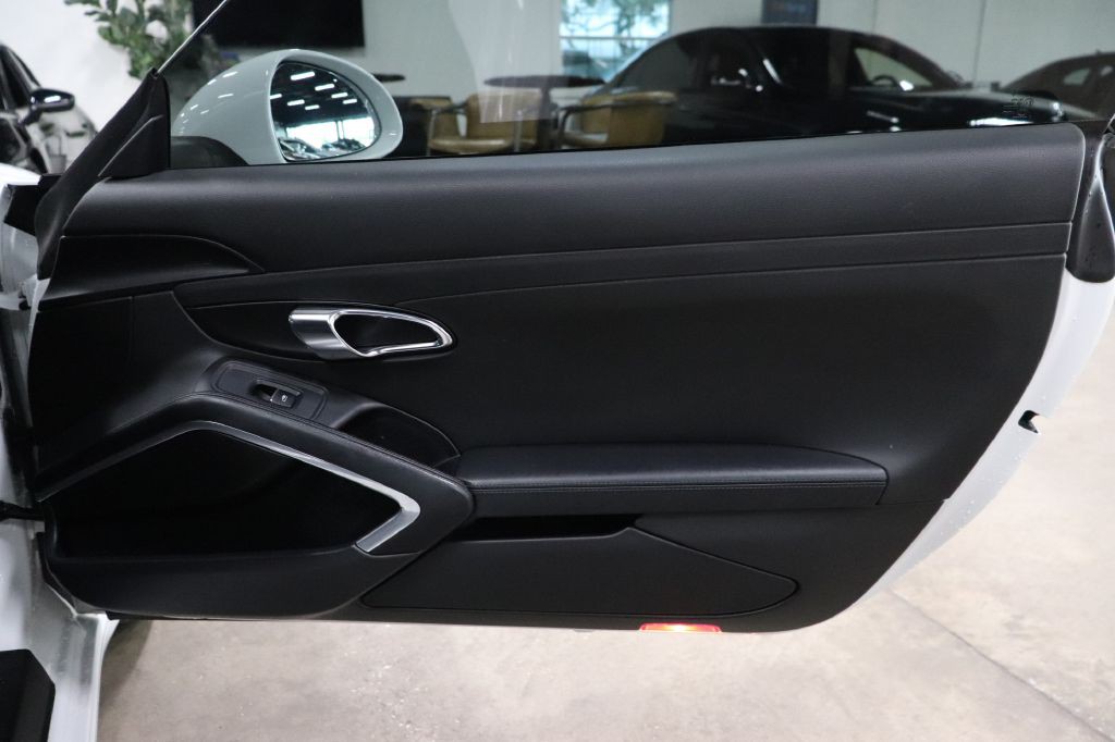 2016 Porsche 911 Image 15