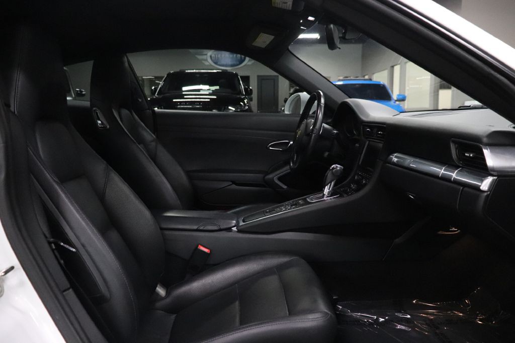 2016 Porsche 911 Image 16