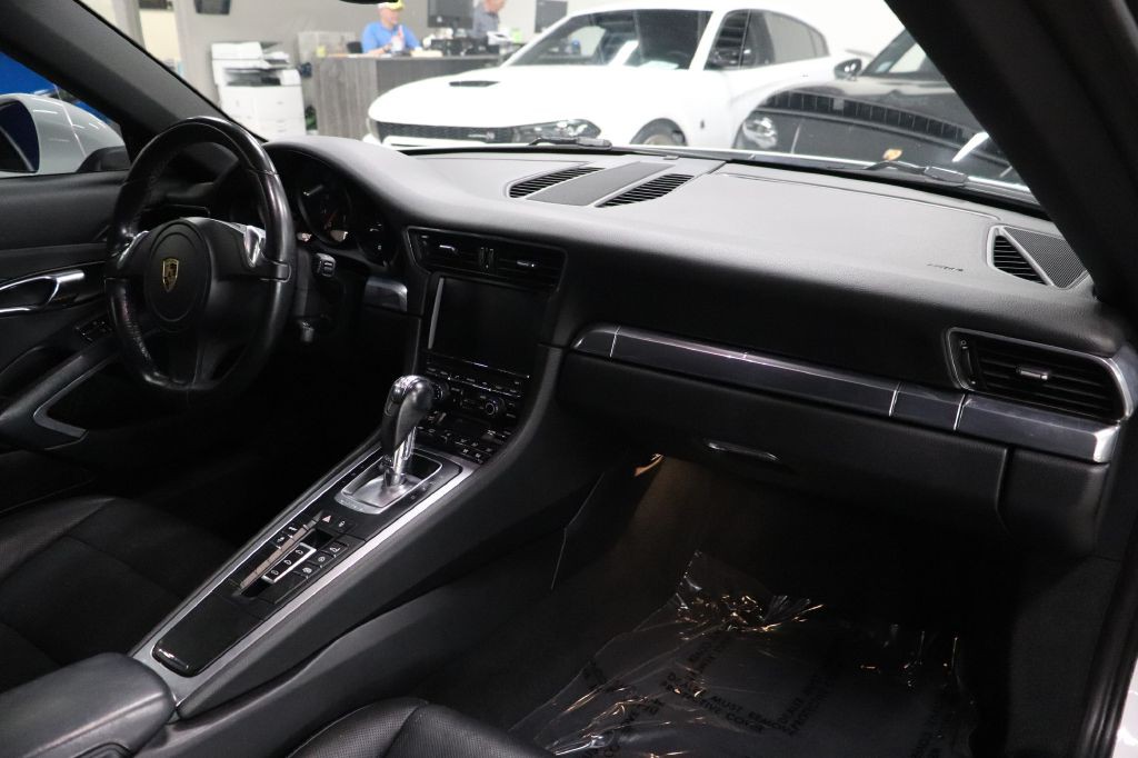2016 Porsche 911 Image 18