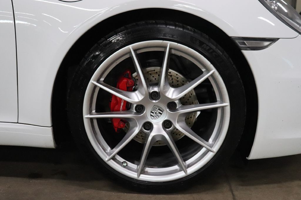 2016 Porsche 911 Image 32