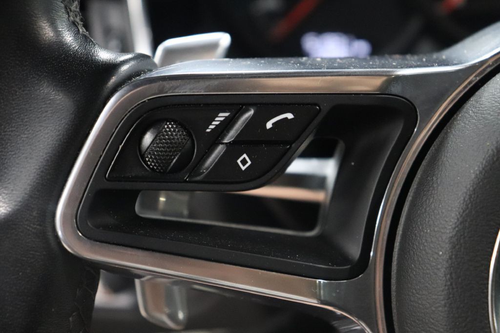 2018 Porsche Macan Image 17