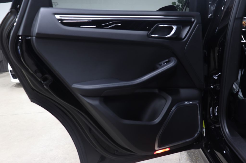 2018 Porsche Macan Image 19