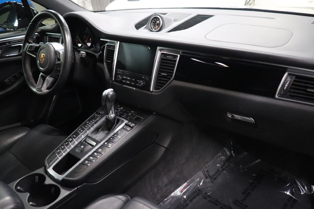 2018 Porsche Macan Image 24