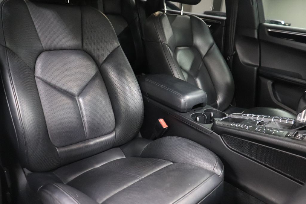 2018 Porsche Macan Image 25