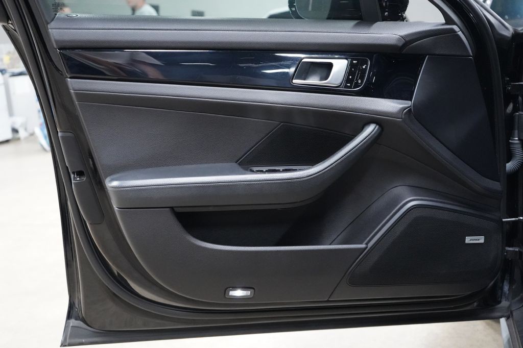 2018 Porsche Panamera Image 9