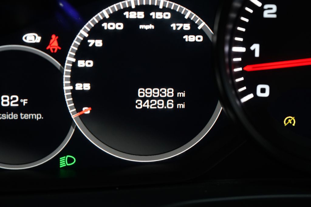 2018 Porsche Panamera Image 20