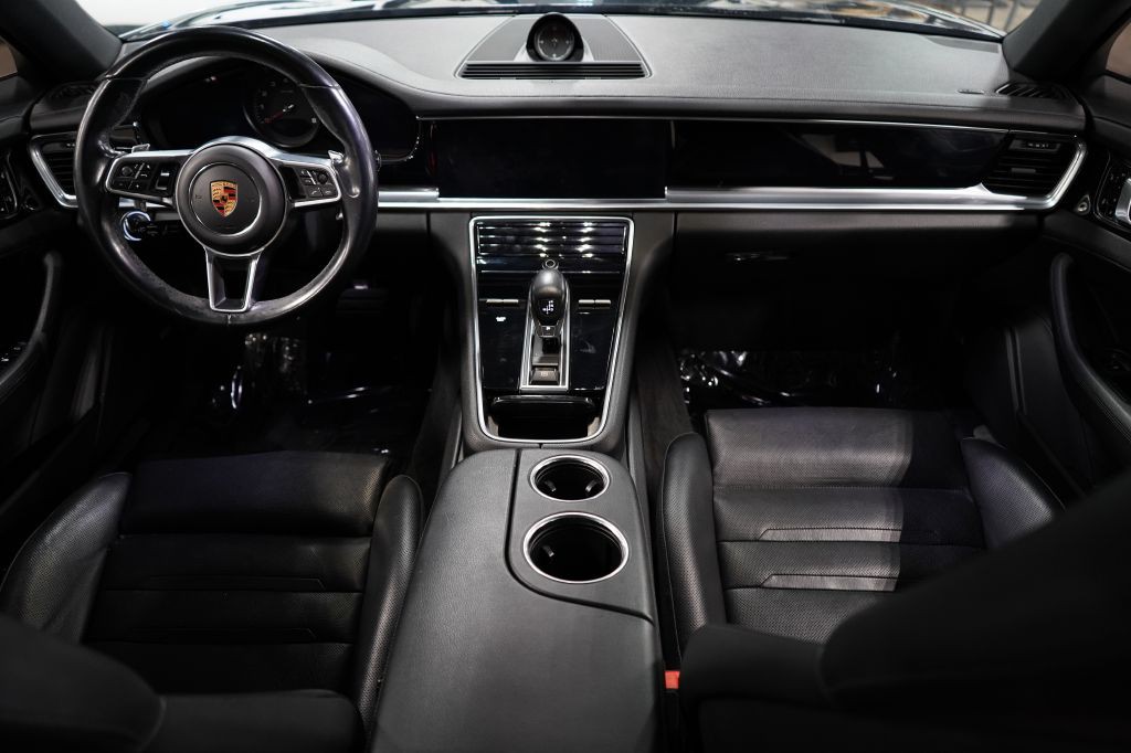 2018 Porsche Panamera Image 21