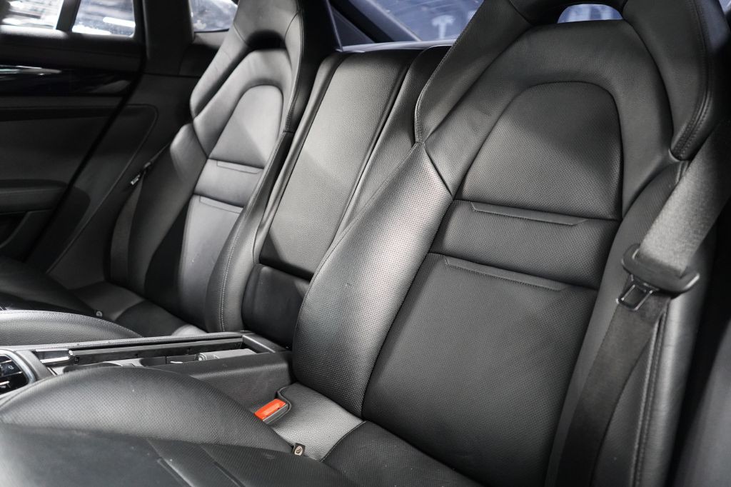 2018 Porsche Panamera Image 23