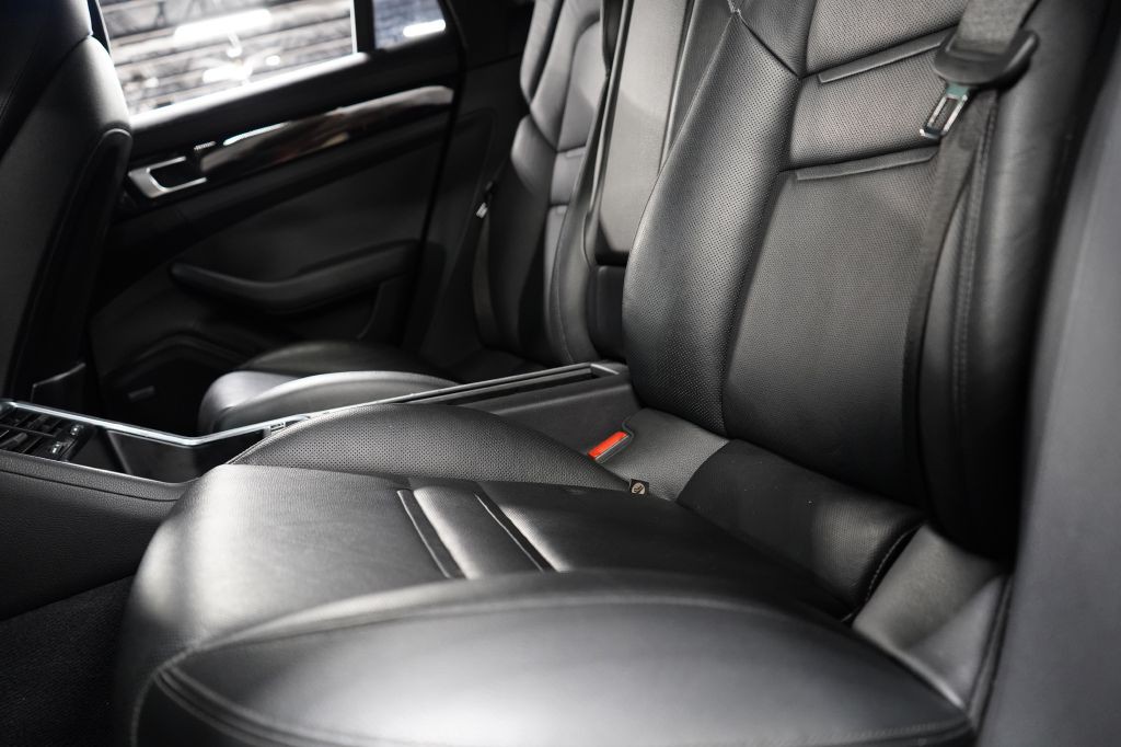 2018 Porsche Panamera Image 24