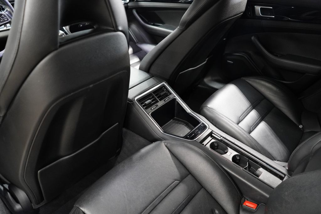 2018 Porsche Panamera Image 25