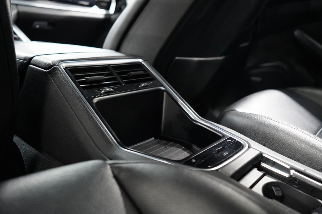 2018 Porsche Panamera Image 26