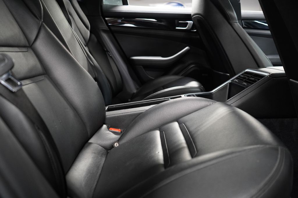 2018 Porsche Panamera Image 30