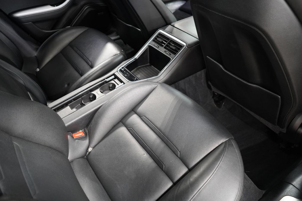 2018 Porsche Panamera Image 31