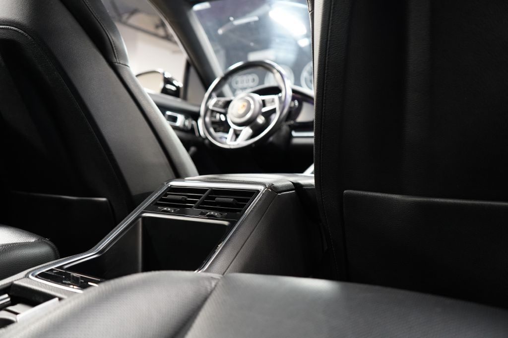 2018 Porsche Panamera Image 32