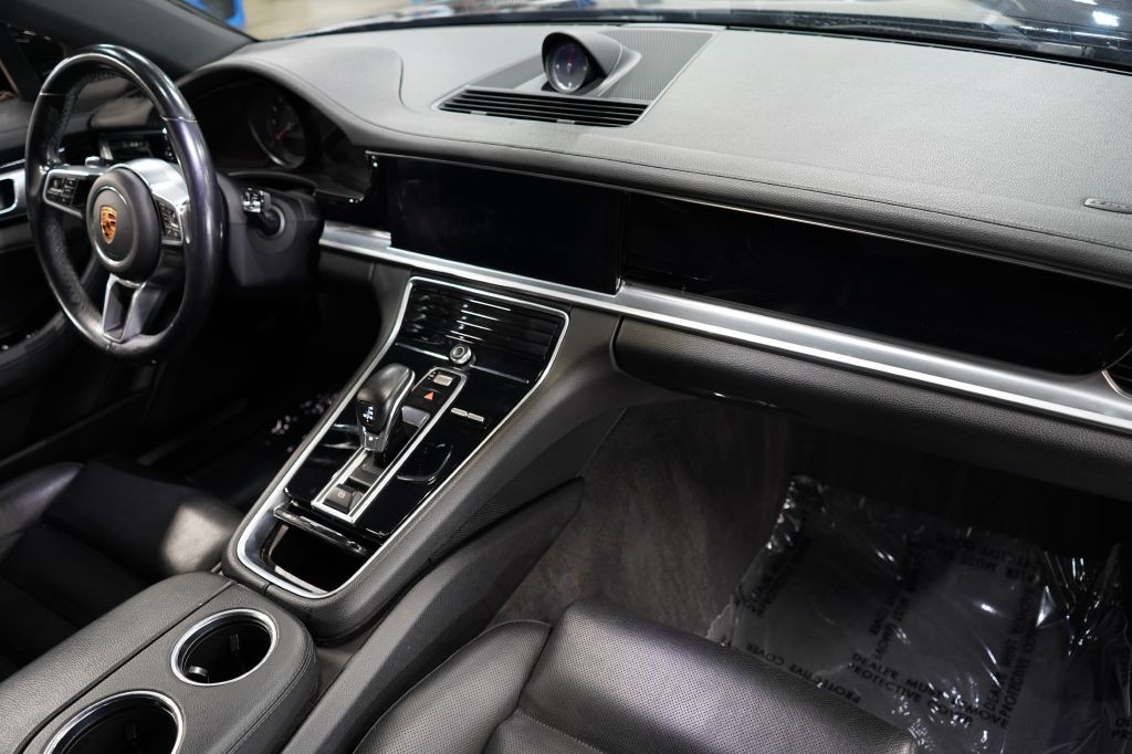 2018 Porsche Panamera Image 34