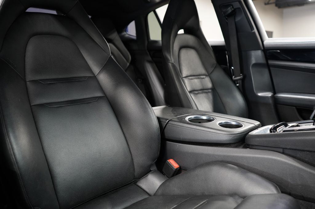 2018 Porsche Panamera Image 35