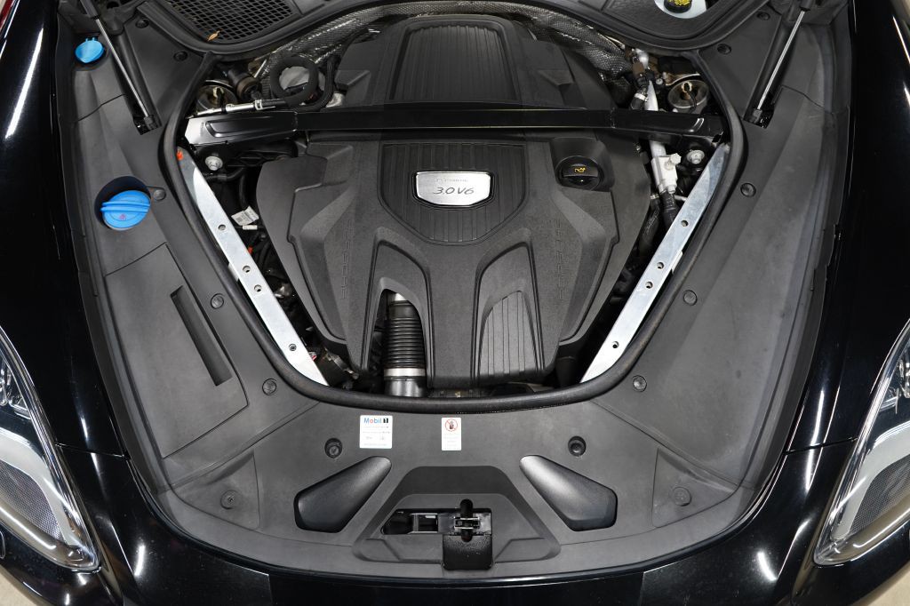 2018 Porsche Panamera Image 36