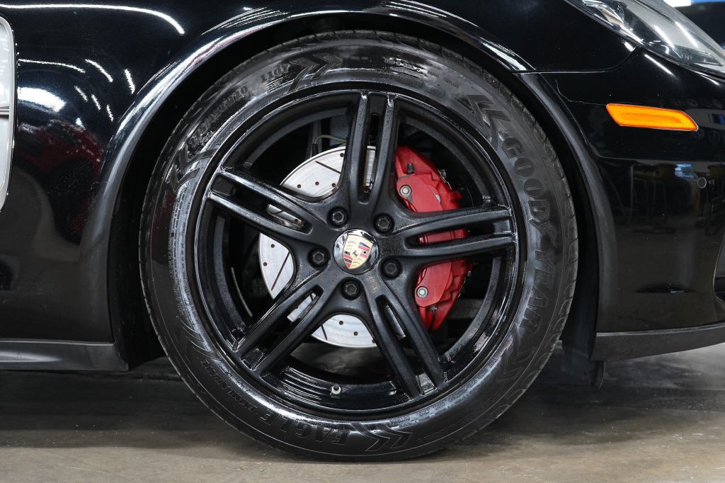 2018 Porsche Panamera Image 40