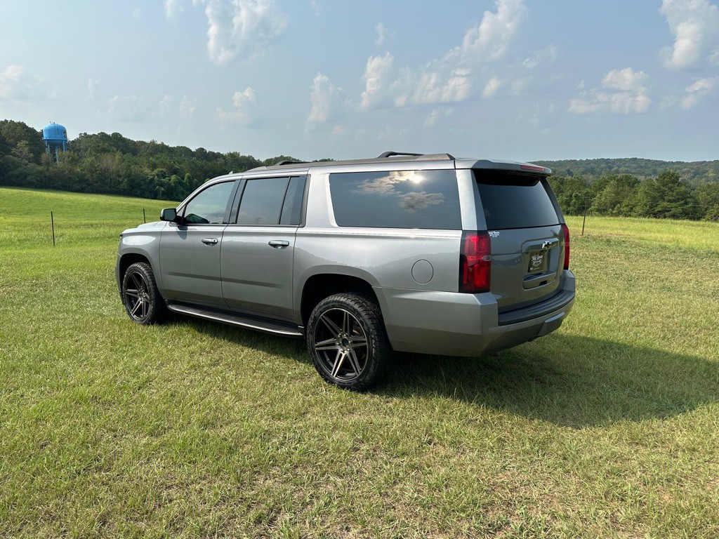 2020 Chevrolet Suburban Image 3