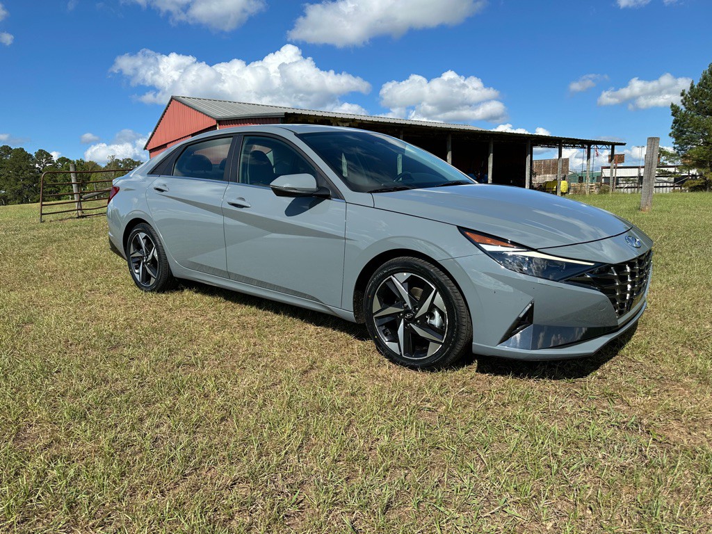 2023 Hyundai Elantra Image 2
