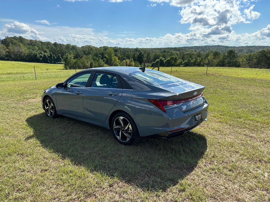 2023 Hyundai Elantra Image 3