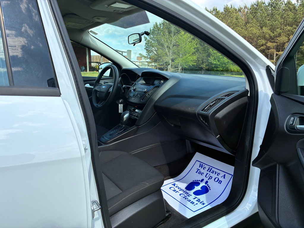 2017 Ford Focus Image 9