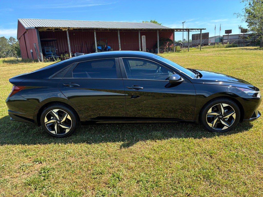 2023 Hyundai Elantra Image 3