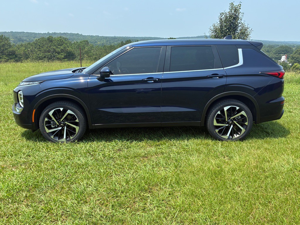 2023 Mitsubishi Outlander Image 2