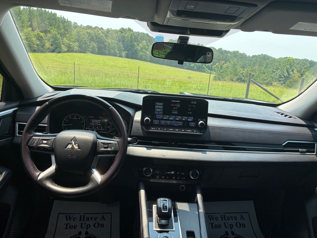 2023 Mitsubishi Outlander Image 25