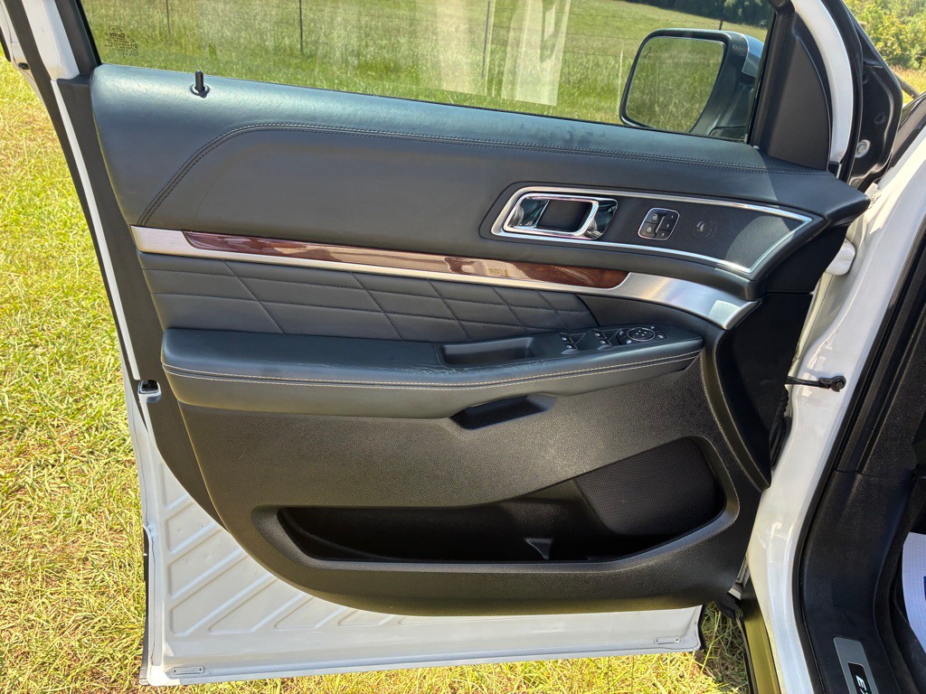 2017 Ford Explorer Image 32