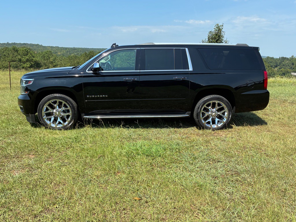 2019 Chevrolet Suburban Image 2