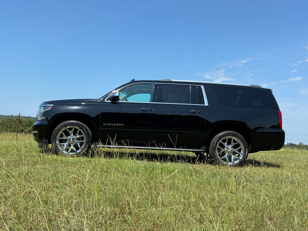 2019 Chevrolet Suburban Image 3