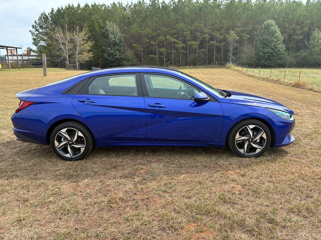 2023 Hyundai Elantra Image 3
