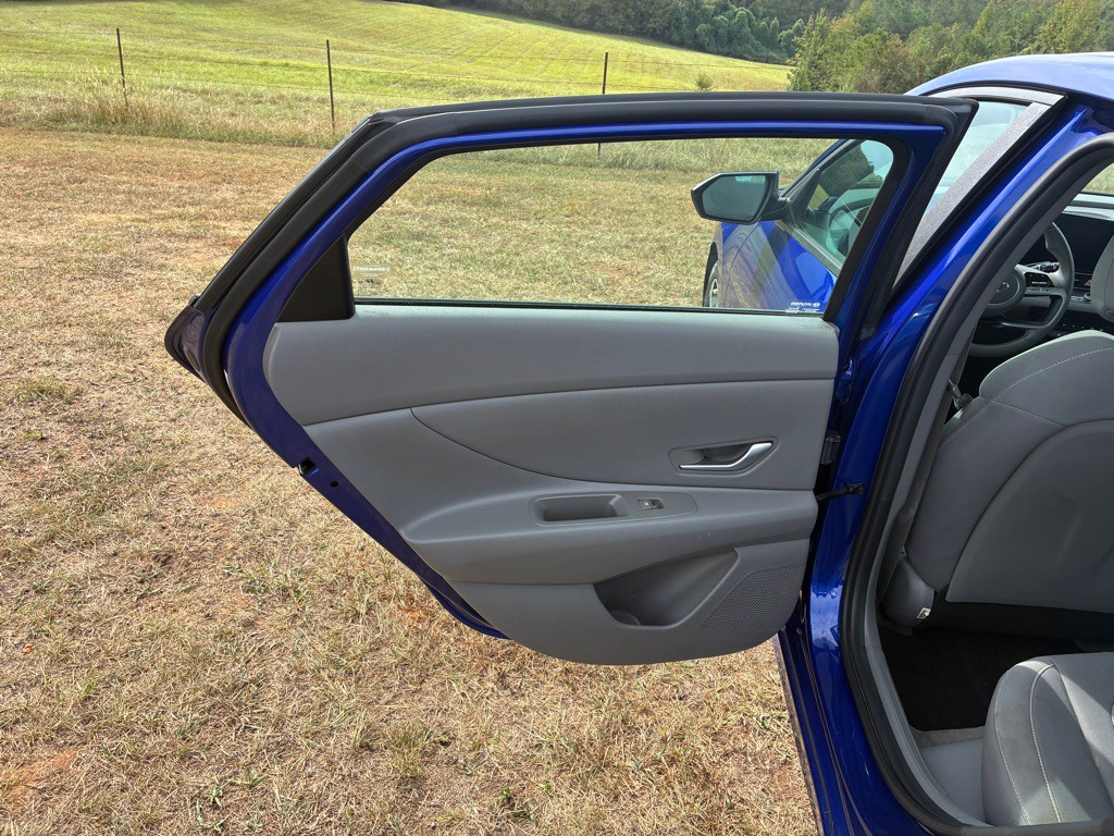2023 Hyundai Elantra Image 7