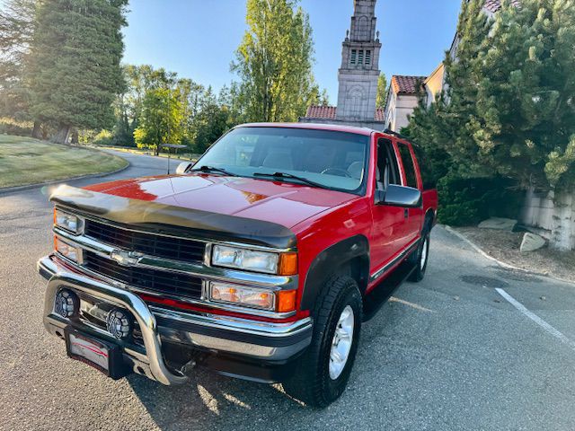 1999 Chevrolet Suburban Image 2