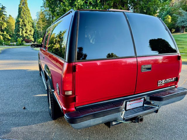 1999 Chevrolet Suburban Image 8