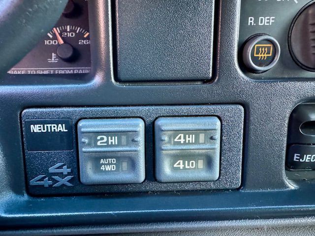 1999 Chevrolet Suburban Image 14