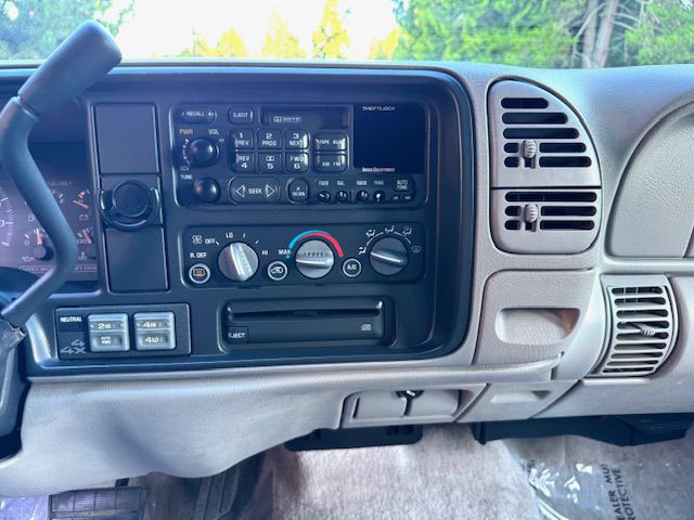 1999 Chevrolet Suburban Image 15