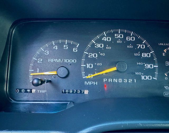 1999 Chevrolet Suburban Image 16