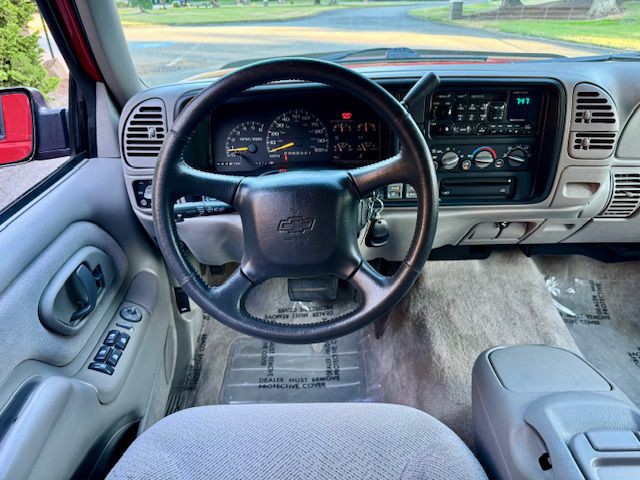 1999 Chevrolet Suburban Image 18